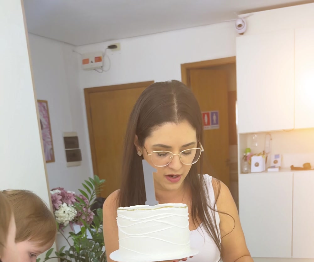 Giscellayne Perez no estúdio segurando o bolo de um ensaio Smash